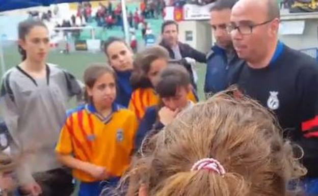 El técnico José Andrés Menchero durante la charla a sus futbolistas.