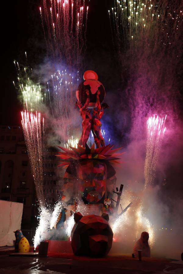 Fotos: Así ha sido la cremà de la falla municipal 2018