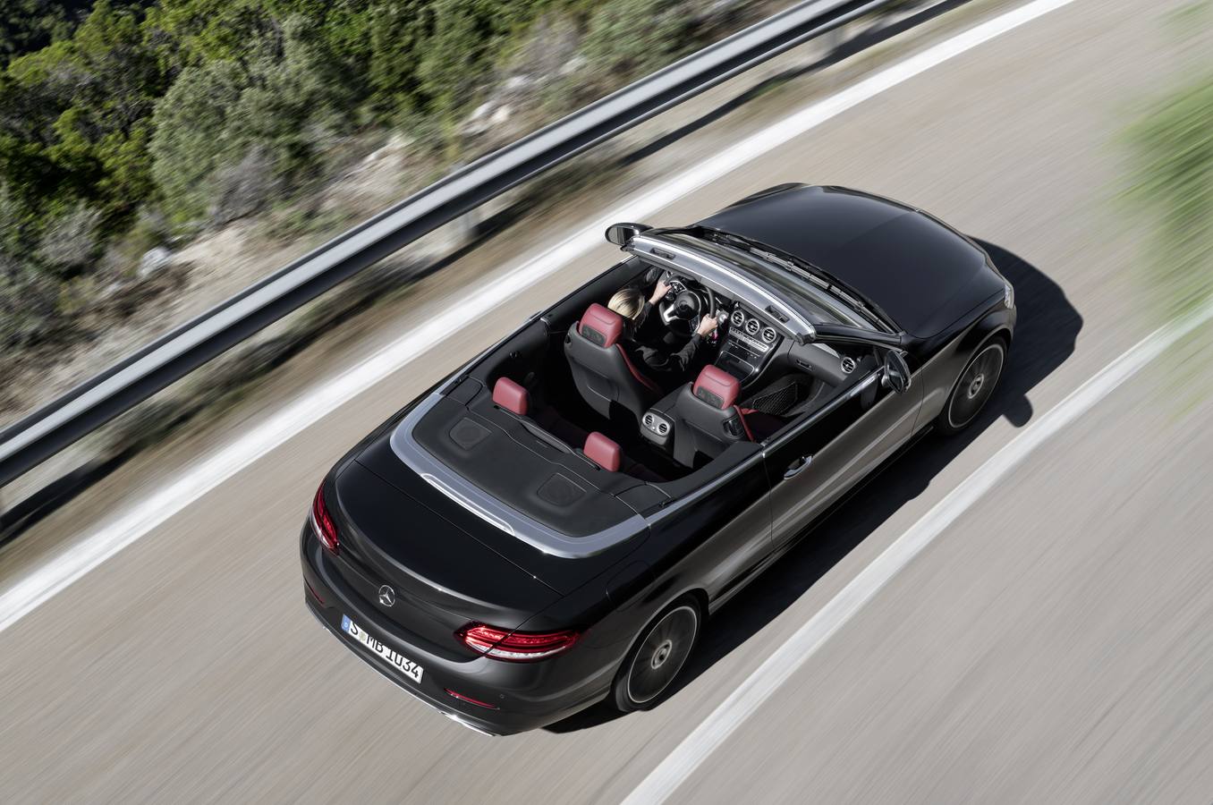 La nueva Clase C crece con los modelos de dos puertas en versiones cupé y cabrio. Además, y como tope de gama, figura el espectacular AMG C 43 con un motor de seis cilindros y tres litros que rinde una potencia de 390 CV. Los nuevos modelos llegarán a los concesionarios en julio.