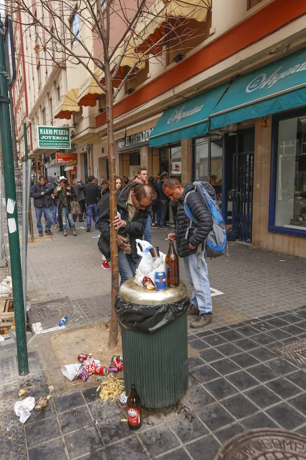 Las principales asociaciones de la ciudad han hecho balance de las Fallas con demoledores informes acerca del descontrol callejero, la descoordinación del gobierno municipal en cuanto a los permisos, que tacharon de «caos», la excesiva suciedad de las calles y el abuso de las food-trucks, las churrerías y la venta ambulante ilegal.