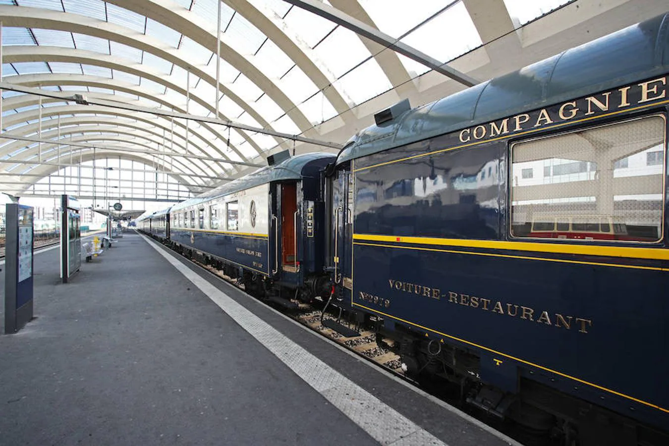 Décadas después de su último viaje oficial, el legendario tren se pone de nuevo en marcha con un invitado especial a bordo: el bisnieto de Agatha Christie y custodio de su legado