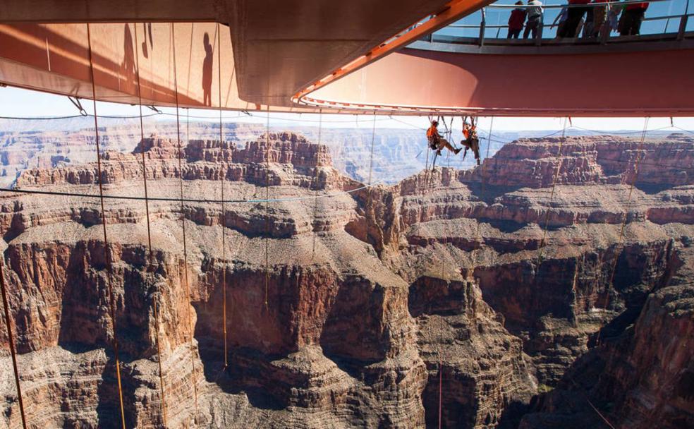 Trabajadores realizan labores de mantenimiento en una plataforma sobre el Cañón de Colorado, en Utah (EE UU). 