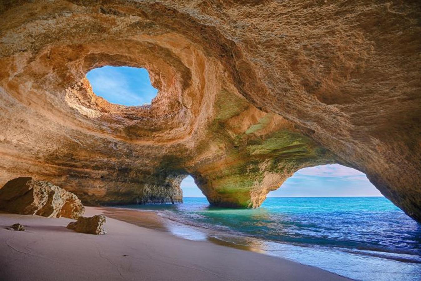 Algarve (Portugal) | En la Costa Vicentina, una de las zonas más salvajes al sur de Portugal, donde senderos llenos de orquídeas llevan a acantilados y calas de arena.