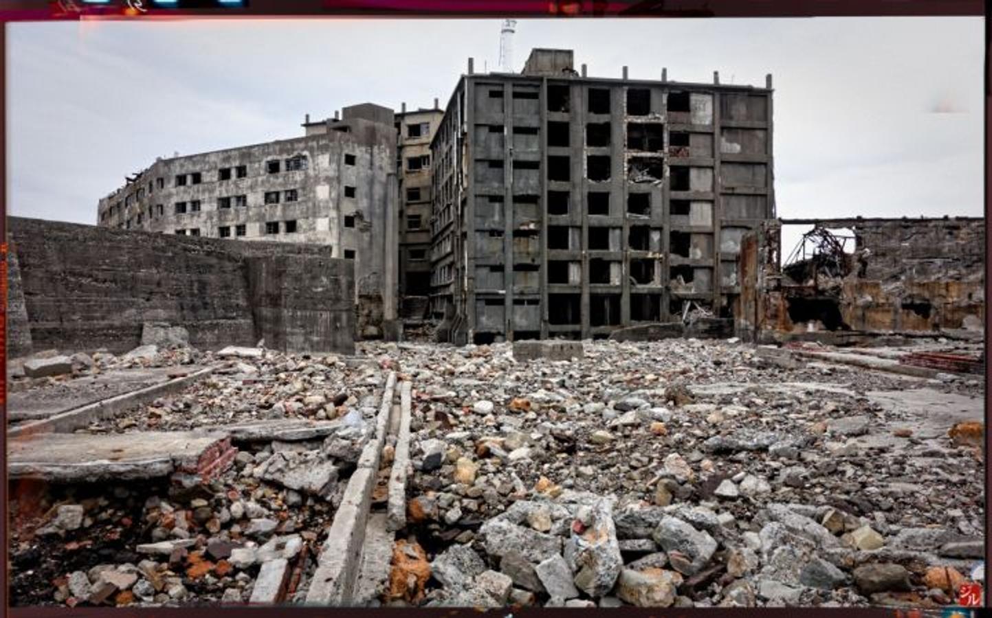 Gunkanjima, Japón | La isla fue comprada por Mitsubishi para sus trabajadores en la extracción de carbón de mar hasta su cierre en 1974. Ahora, atrae a turistas, lo que es algo arriesgado por su estado de ruina.