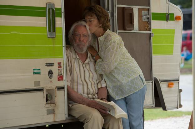 Los actores Donald Sutherland y Helen Mirren en la caravana con la que recorren EE UU. 