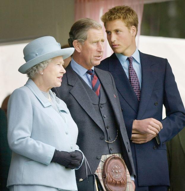 Carlos de Inglaterra, entre su madre la reina Isabel y su hijo Guillermo. 