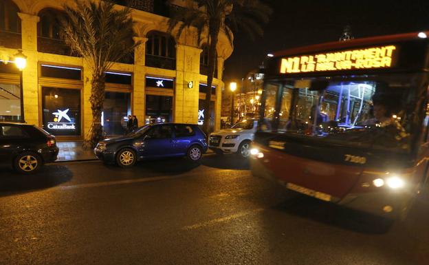 Un autobús de la EMT, junto a la plaza del Ayuntamiento. 