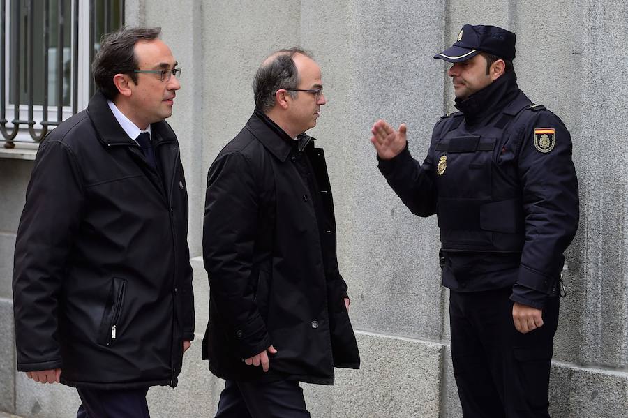 El juez envía a prisión a Turull, Romeva, Forcadell, Bassa y Rull. Llarena justifica su decisión por el «riesgo de fuga y de reiteración delictiva» | El delito de rebelión está penado con entre 15 y 25 años de cárcel