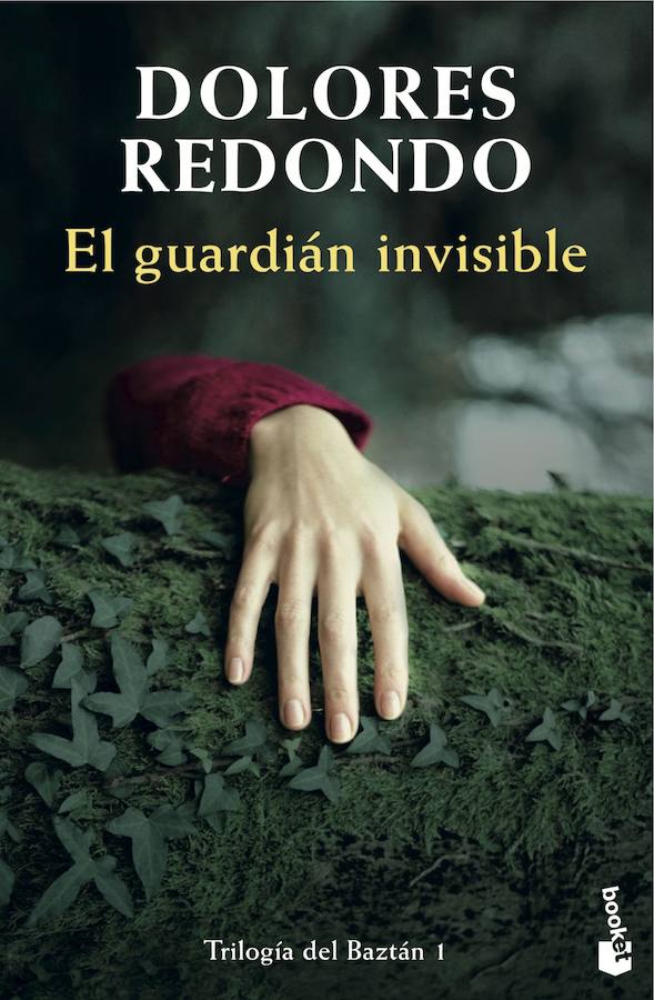 BOLSILLO | 'El guardián invisible', de Dolores Redondo. En los márgenes del río Baztán, en el valle de Navarra, aparece el cuerpo desnudo de una adolescente en unas circunstancias que lo ponen en relación con un asesinato ocurrido en los alrededores un mes atrás. La inspectora de la sección de homicidios de la Policía Foral, Amaia Salazar, será la encargada de dirigir una investigación que la llevará de vuelta a Elizondo, una pequeña población de donde es originaria y de la que ha tratado de huir toda su vida.