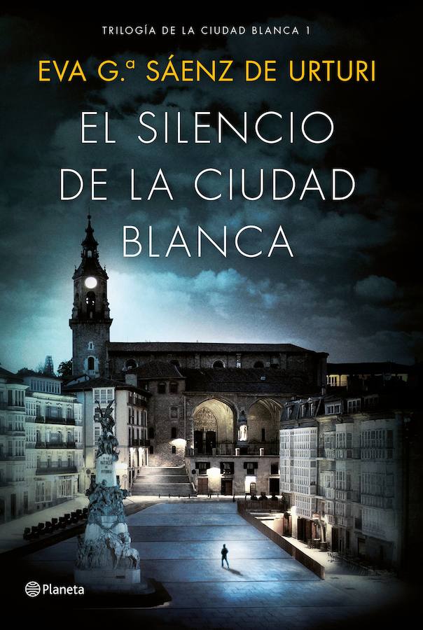 FICCIÓN | 'El silencio de la ciudad blanca', de Eva G. Sáenz de Urturi. Tasio Ortiz de Zárate, el brillante arqueólogo condenado por los extraños asesinatos que aterrorizaron la tranquila ciudad de Vitoria hace dos décadas, está a punto de salir de prisión en su primer permiso cuando los crímenes se reanudan de nuevo: en la emblemática Catedral Vieja de Vitoria, una pareja de veinte años aparece desnuda y muerta por picaduras de abeja en la garganta. Poco después, otra pareja de veinticinco años es asesinada en la Casa del Cordón, un conocido edificio medieval.