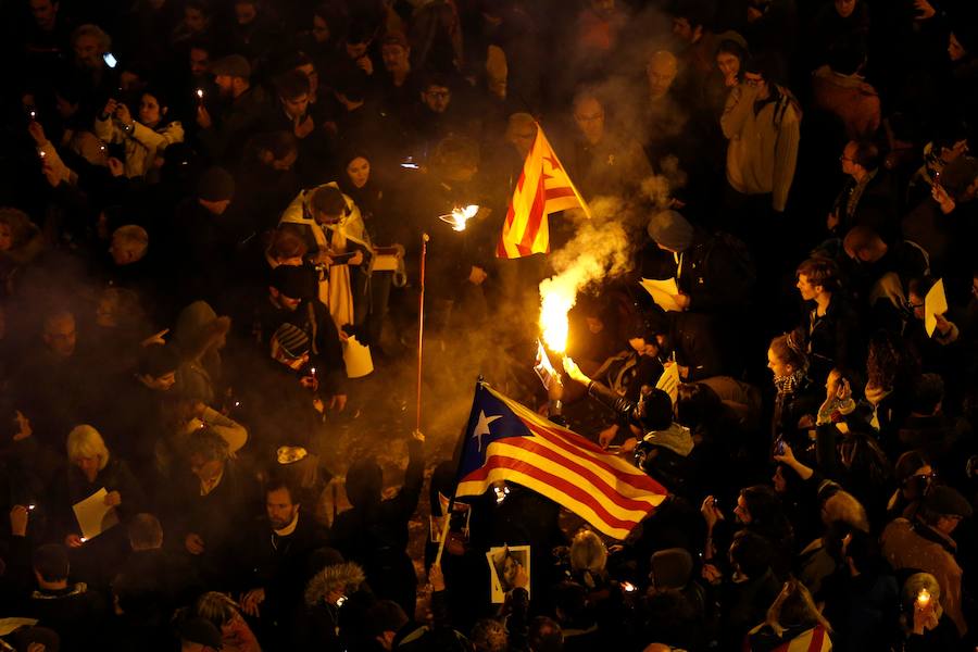 Los Mossos d'Esquadra han disparado salvas y han mostrado lanzadoras de proyectiles de precisión para tratar de dispersar a los manifestantes en Barcelona que han tratado de desbordar el perímetro policial frente a la Delegación del Gobierno en Cataluña en protesta por el encarcelamiento de líderes secesionistas.