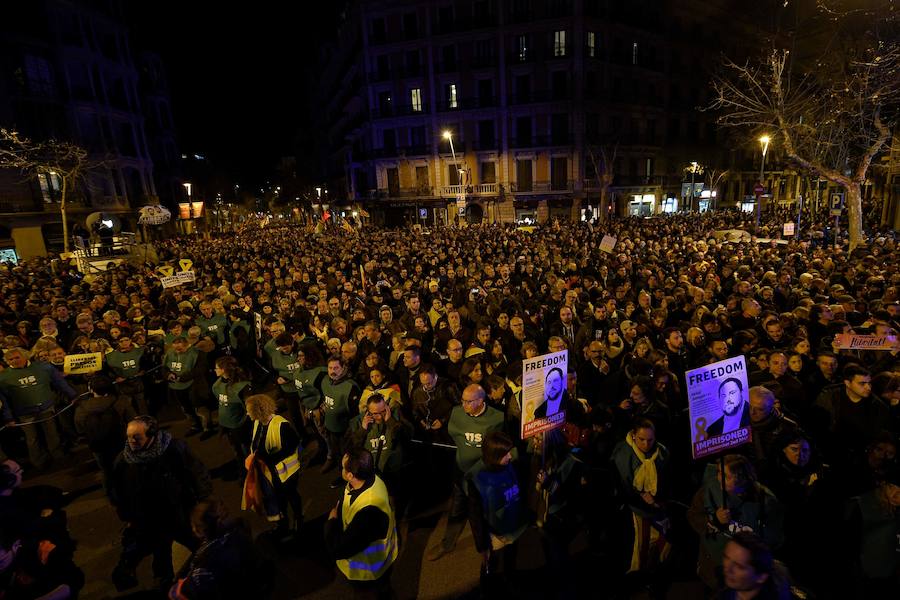 Los Mossos d'Esquadra han disparado salvas y han mostrado lanzadoras de proyectiles de precisión para tratar de dispersar a los manifestantes en Barcelona que han tratado de desbordar el perímetro policial frente a la Delegación del Gobierno en Cataluña en protesta por el encarcelamiento de líderes secesionistas.