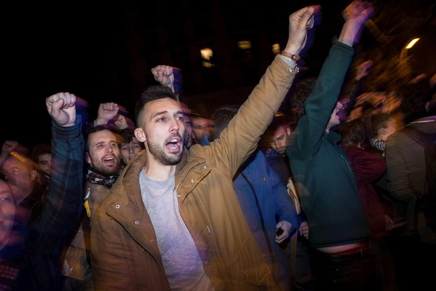 Los Mossos d'Esquadra han disparado salvas y han mostrado lanzadoras de proyectiles de precisión para tratar de dispersar a los manifestantes en Barcelona que han tratado de desbordar el perímetro policial frente a la Delegación del Gobierno en Cataluña en protesta por el encarcelamiento de líderes secesionistas.