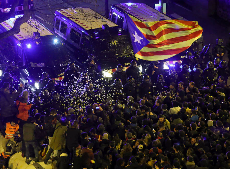 Los Mossos d'Esquadra han disparado salvas y han mostrado lanzadoras de proyectiles de precisión para tratar de dispersar a los manifestantes en Barcelona que han tratado de desbordar el perímetro policial frente a la Delegación del Gobierno en Cataluña en protesta por el encarcelamiento de líderes secesionistas.