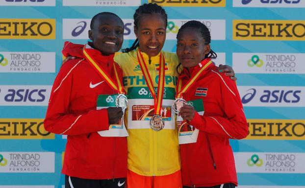 El podio femenino: Netsanet Gudeta Kebede (1ª y récord), Joyciline Jepkosgei (2ª) y Pauline Kaveke Kamulu (3ª).