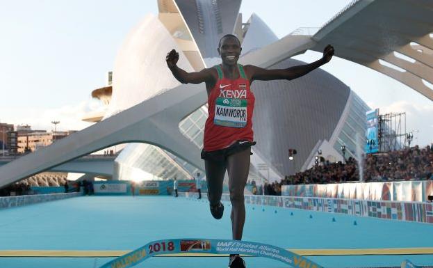 El keniata Kamworor al cruzar la línea de meta en el Mundial de Medio Maratón de Valencia.