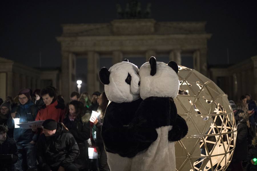 Las luces de los edificios y monumentos más representativos de 500 ciudades españolas y miles en todo el mundo se han apagado este sábado para celebrar la Hora del Planeta y concienciar al público sobre el cambio climático, una de las principales causas de pérdida de biodiversidad en todo el mundo.