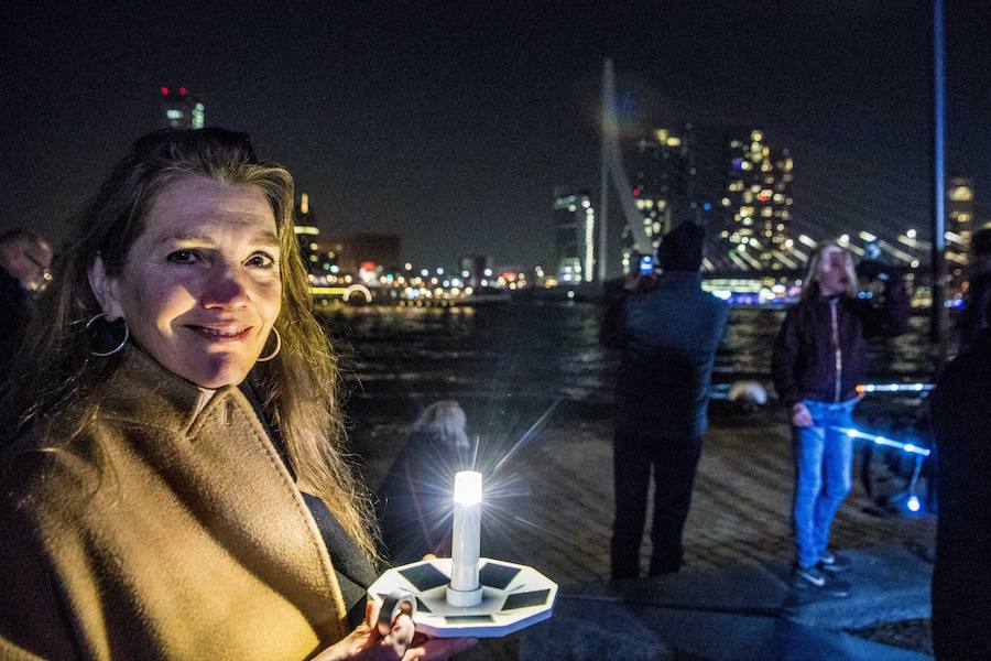 Las luces de los edificios y monumentos más representativos de 500 ciudades españolas y miles en todo el mundo se han apagado este sábado para celebrar la Hora del Planeta y concienciar al público sobre el cambio climático, una de las principales causas de pérdida de biodiversidad en todo el mundo.