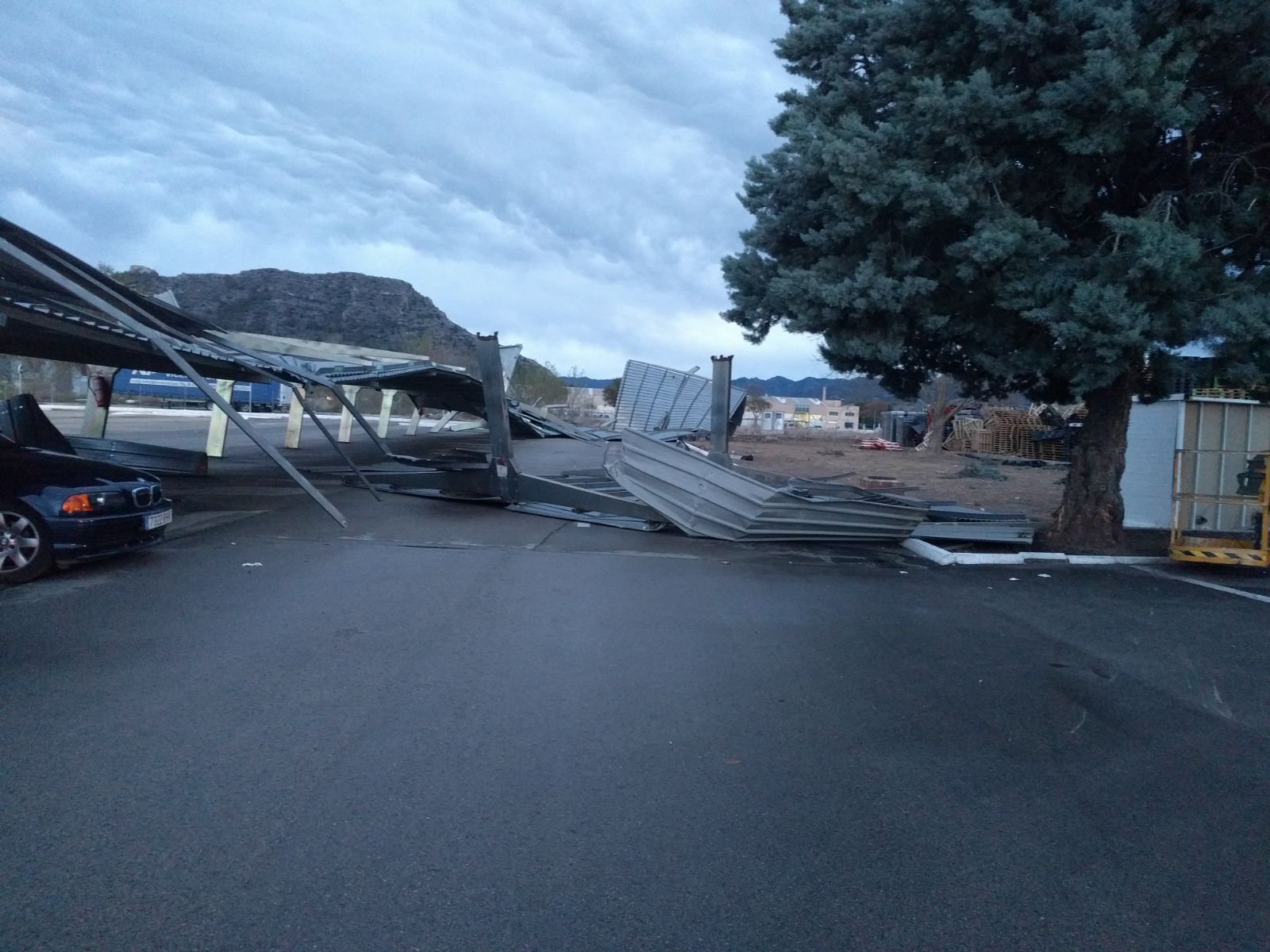 Fotos: Un pequeño tornado destroza un aparcamiento en Xàtiva y daña numerosos coches