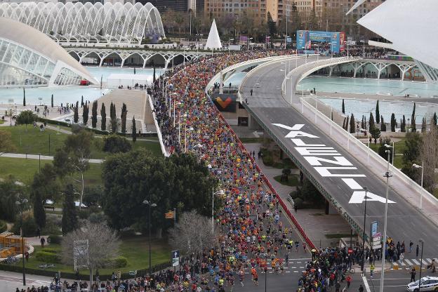 El grueso de los corredores, en el Puente de Monteolivete. 