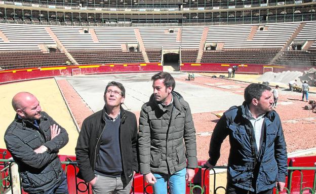 El presidente de la Diputació, Jorge Rodríguez, durante su visita a las obras de acondicionamiento de la Plaza de Toros. 