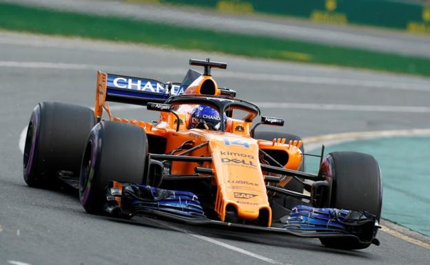 El McLaren de Fernando Alonso, rodando sobre el trazado de Melbourne. 