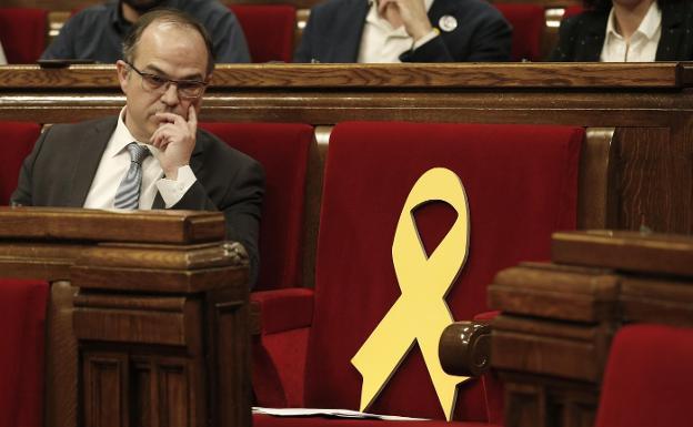 Jordi Turull, el jueves, junto al asiento de Puigdemont en el Parlament.