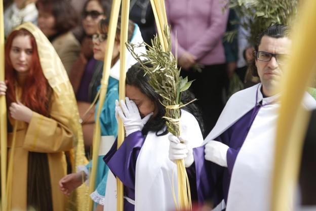 Un momento de la procesión de Domingo de Ramos por las calles del distrito marítimo. 