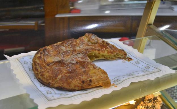 La “Almoixàvena” también llamada, “Monjàvina” es un dulce de origen árabe, tradicional de Xàtiva. 