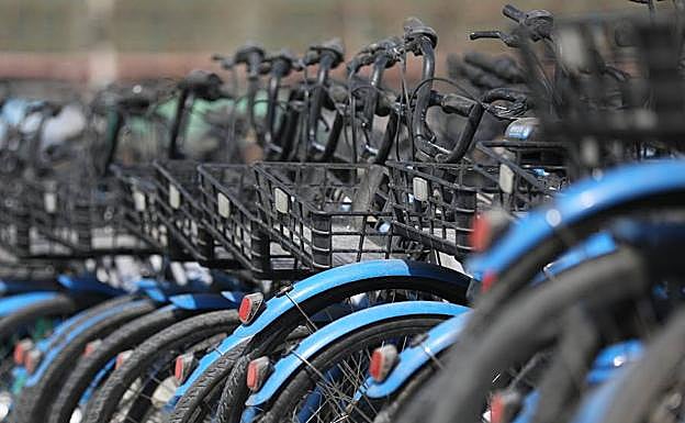 Imagen principal - 70.000 bicicletas de Bluegogo fueron trasladadas a este aparcamiento para ser reparadas tras el cierre de la compañía en noviembre de 2017.