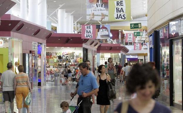 Unos butroneros asaltan un centro comercial y roban 40.000 euros en móviles