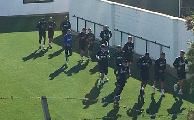 Los jugadores del Valencia CF hacen carrera continua en su vuelta a los entrenamientos.