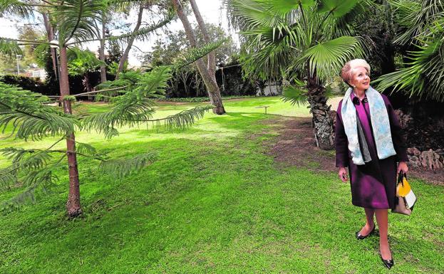 Marisa Marín recorre el cuidado jardín de su chalé, donde recibe a Revista de Valencia..