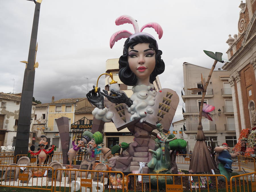 Turís ha celebrado este pasado fin de semana sus Fallas. Tradicionalmente tienen lugar en el fin de semana posterior al 19 de marzo para que los músicos locales puedan estar presentes tanto en el cap i casal como en las fiestas de su localidad. Así, el municipio de la Ribera Alta recibe a miles de personas que durante 4 días disfrutan de la fiesta fallera con todos los elementos que han hecho del festejo que fuera declarado Patrimonio de la Humanidad por la UNESCO. Las comisiones de Cortes Valenciana, El Barri, Placeta del Marques, plaça del Mercat y l'Antiga Fontanella dan ambiente a Turís con pasacalles, monumentos firmados por grandes artistas falleros y actos de pólvora. En la noche del 25 al 26 de marzo se celebró la tradicional cremà de las fallas simbolizando el final de un festejo marcado por las fuertes rachas de viento, que han estado detrás de los daños que presentaba algún ninot, y la gran afluencia de público. 