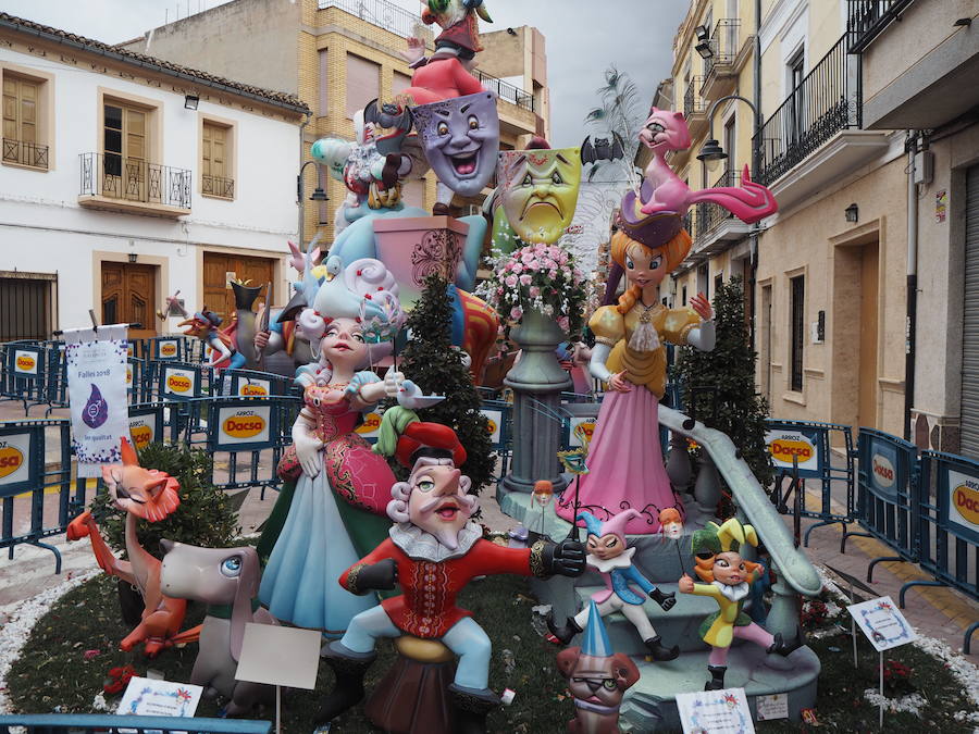 Turís ha celebrado este pasado fin de semana sus Fallas. Tradicionalmente tienen lugar en el fin de semana posterior al 19 de marzo para que los músicos locales puedan estar presentes tanto en el cap i casal como en las fiestas de su localidad. Así, el municipio de la Ribera Alta recibe a miles de personas que durante 4 días disfrutan de la fiesta fallera con todos los elementos que han hecho del festejo que fuera declarado Patrimonio de la Humanidad por la UNESCO. Las comisiones de Cortes Valenciana, El Barri, Placeta del Marques, plaça del Mercat y l'Antiga Fontanella dan ambiente a Turís con pasacalles, monumentos firmados por grandes artistas falleros y actos de pólvora. En la noche del 25 al 26 de marzo se celebró la tradicional cremà de las fallas simbolizando el final de un festejo marcado por las fuertes rachas de viento, que han estado detrás de los daños que presentaba algún ninot, y la gran afluencia de público. 