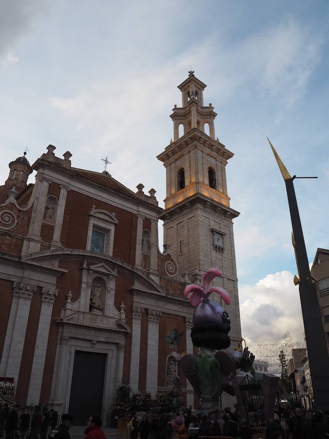 Turís ha celebrado este pasado fin de semana sus Fallas. Tradicionalmente tienen lugar en el fin de semana posterior al 19 de marzo para que los músicos locales puedan estar presentes tanto en el cap i casal como en las fiestas de su localidad. Así, el municipio de la Ribera Alta recibe a miles de personas que durante 4 días disfrutan de la fiesta fallera con todos los elementos que han hecho del festejo que fuera declarado Patrimonio de la Humanidad por la UNESCO. Las comisiones de Cortes Valenciana, El Barri, Placeta del Marques, plaça del Mercat y l'Antiga Fontanella dan ambiente a Turís con pasacalles, monumentos firmados por grandes artistas falleros y actos de pólvora. En la noche del 25 al 26 de marzo se celebró la tradicional cremà de las fallas simbolizando el final de un festejo marcado por las fuertes rachas de viento, que han estado detrás de los daños que presentaba algún ninot, y la gran afluencia de público. 