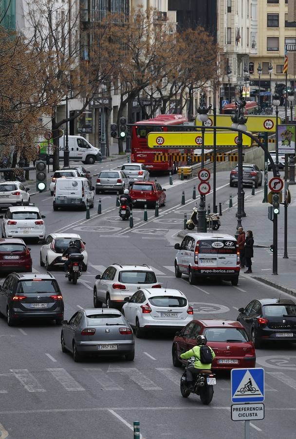 Problemas de tráfico y movilidad en la plaza San Agustín de Valencia, denunciados por vecinos de la zona.