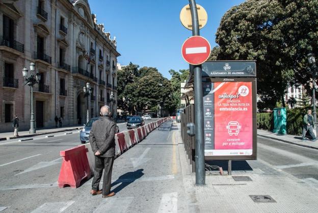 Zona acotada para la remodelación de las paradas en la calle Palacio de Justicia, ayer. 