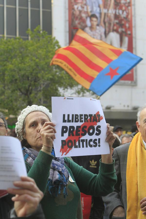 Cargos de Compromís jalearon este lunes la celebración de una concentración en Valencia a favor del independentismo catalán y en protesta por el encarcelamiento de cargos catalanes. También el Bloc, el principal partido de Compromís, contribuyó en dar a conocer la protesta en la que participaron menos de 400 personas y en la que quemaron fotos del Rey, Rajoy y del juez del Tribunal Supremo Pedro Llarena ante la sede de la Delegación del Gobierno.