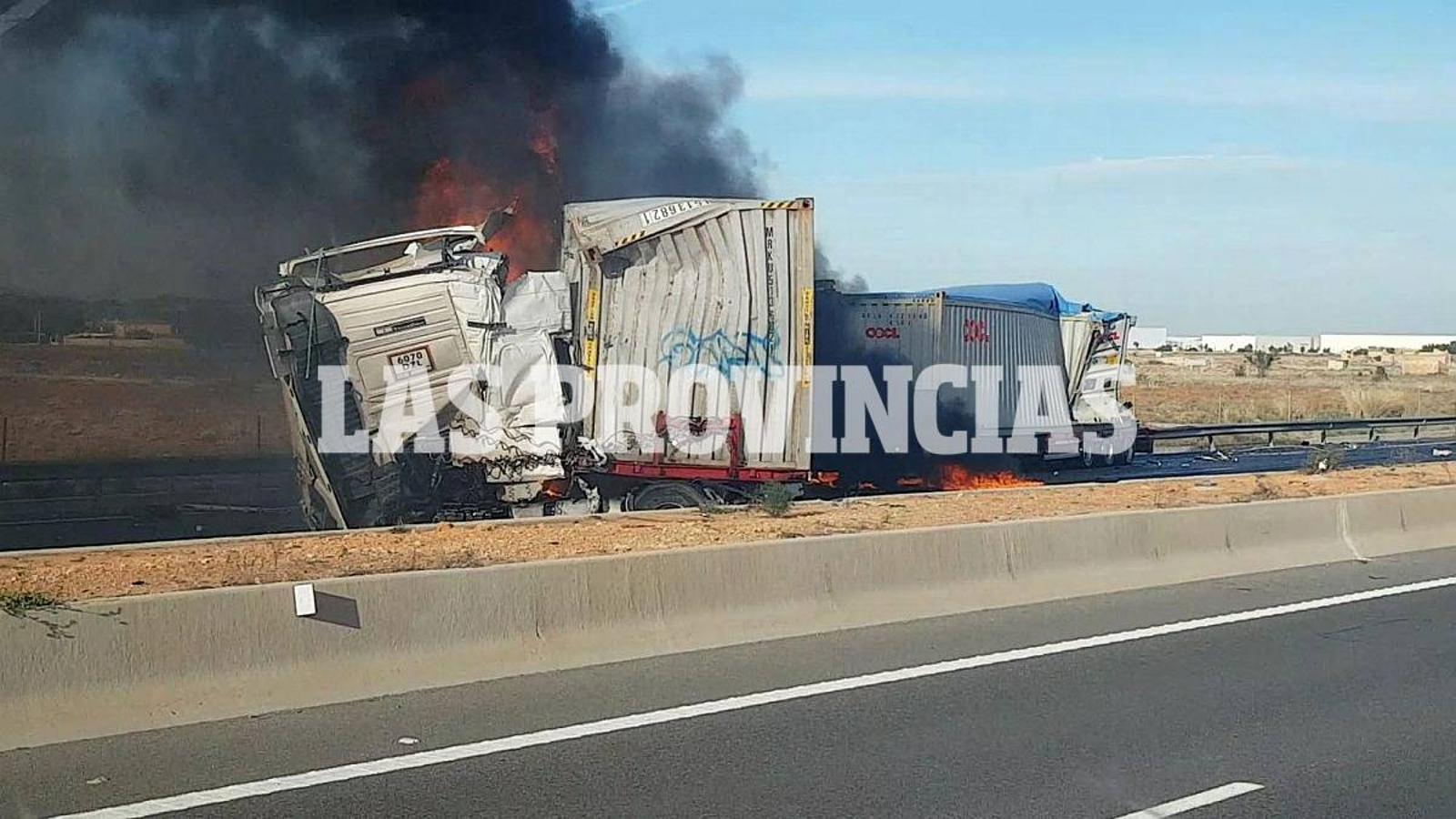 Fotos: Dos camiones en llamas tras un grave accidente con un herido en la autovía A-3 en Riba-roja