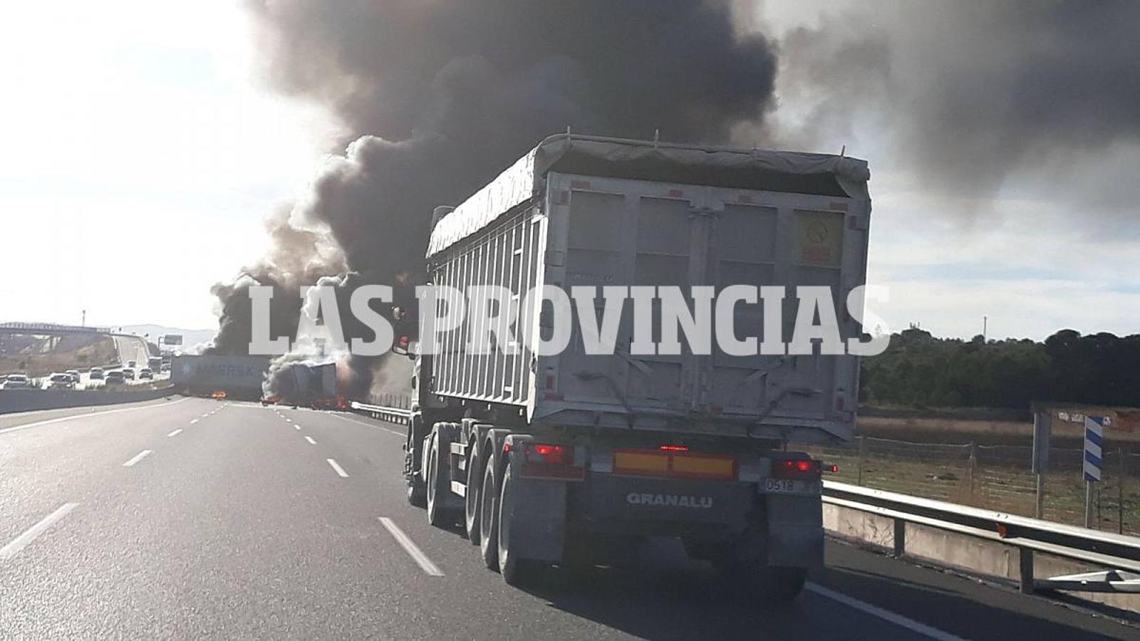 Fotos: Dos camiones en llamas tras un grave accidente con un herido en la autovía A-3 en Riba-roja