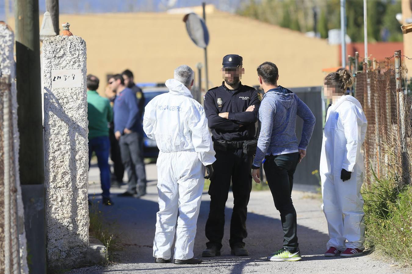 Agentes de la Policia Nacional ante la vivienda junto a la pareja del hombre que supuestamente ha matado con un arma blanca al padre de ésta, en el Grao de Castellón. La mujer le había denunciado por amenazas de muerte y estaba refugiada en un centro de acogida. El arrestado también ha herido a la hija de su expareja, según han confirmado fuentes de la investigación. 