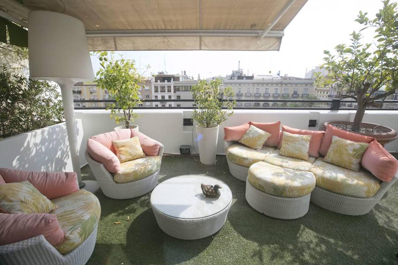 El punto clave de la casa es un amplia terraza, con vistas de la plaza, que se ha convertido en su lugar de reposo. Está acondicionada con césped artificial y plantas mediterráneas típicas como un naranjo enano o un limonero. 