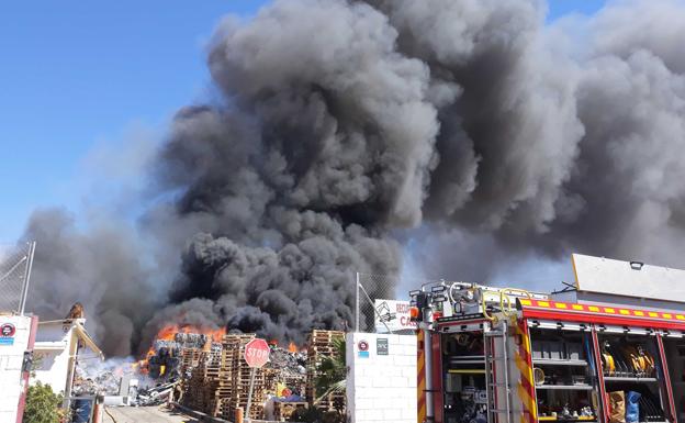 Columna de humo en el incendio de un almacén de reciclaje de plásticos y cartones en Elche.