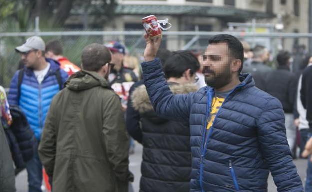 Un latero en la plaza del Ayuntamiento en las pasadas Fallas.