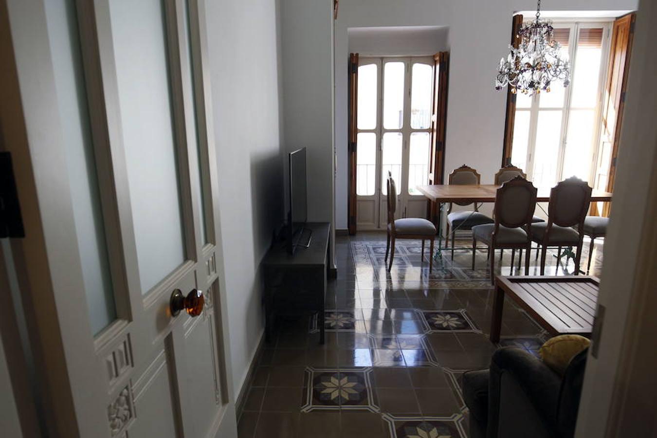Es un gran puzle que combina piezas nuevas y de derribo, traídas de lugares como Nueva York, Italia o Texas. Ayora se hizo con el piso en una subasta de los juzgados en último momento y lo reformó ella misma.