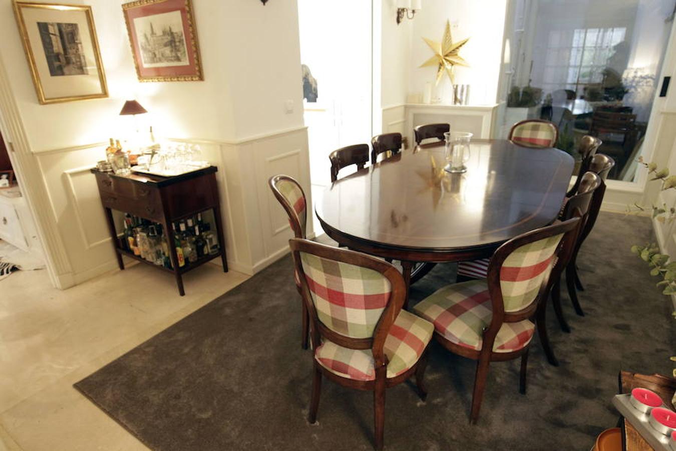 La abogada optó por el estilo clásico, con un bonito recibidor que distribuye a un lado la zona social y al otro las habitaciones y los baños. Los ventanales tienen mucha presencia en el espacio y por ello se decantó por una decoración clásica, pero donde la sobriedad contraste con toques modernos como las lámparas. 