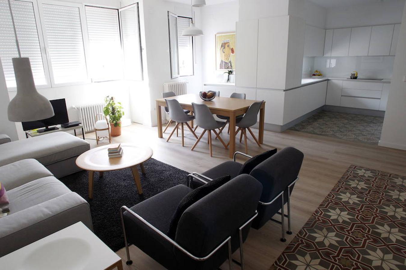 Tiraron los tabiques de los dos salones grandes y respetaron todo lo que diferenciaba la casa: carpinterías, baldosas hidráulicas combinadas con madera y espacios amplios decorados con piezas de rastros y anticuarios que fueron adquiriendo.