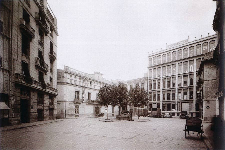 Academia Castellano | El desaparecido Palacio de los Vilaragut, en la plaza Rodrigo Botet de Valencia, albergó durante años la popular Academia Castellano, donde tantos valencianos prepararon cursos y oposiciones de diferentes disciplinas. De un estilo marcadamente renacentista, el citado palacio, originario del siglo XV, dio lugar posteriormente al Hotel Astoria. -Foto Sanchis. Arxiu Generalitat. Libro ' La Valencia desaparecida'-.