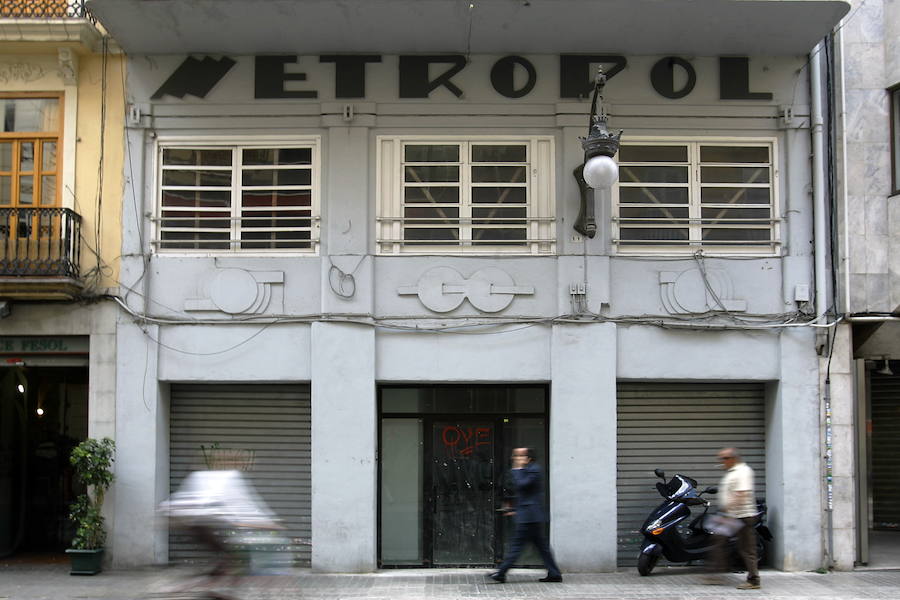 El cine Metropol de Valencia, diseñado por un referente de la arquitectura valenciana como es Javier Goerlich, será historia 85 años después de su apertura una vez el Ayuntamiento de Valencia dé el visto bueno a su derribo para llenar su espacio con un moderno hotel. Tras su desaparición, el edificio situado en la calle Hernán Cortés 9 se sumará a la larga lista de emblemáticas construcciones que han acabado desapareciendo en la ciudad. Junto a relevantes autores como Ángel Martínez, Andrés Giménez y Miguel Tejedor, y gracias a sus obras 'La Valencia desaparecida', y ' Valencia ciudad de cines 1940-1950' y ' El libro de los cines de Valencia (1896-2014)', respectivamente, hacemos un repaso de algunos de esos míticos inmuebles de la ciudad que ya han pasado a la historia.